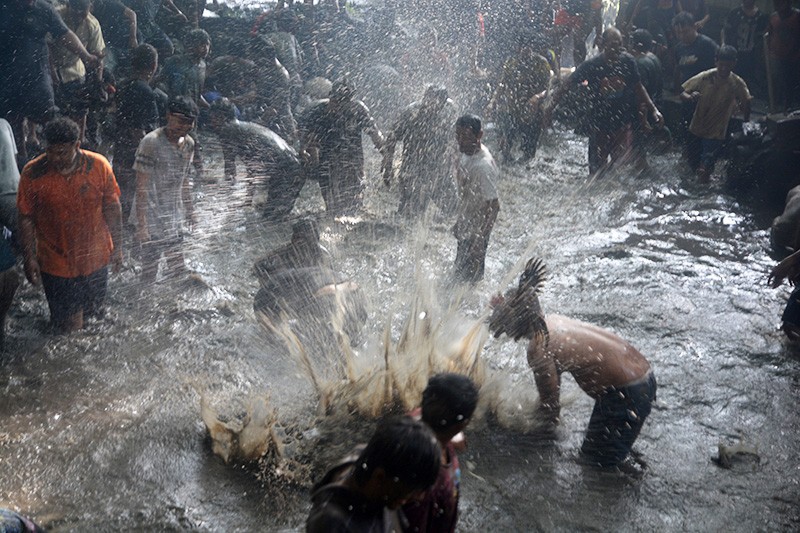 Antusiasme Warga Ikuti Kirab Budaya dan Tradisi Sadranan Sendang Gede Pucung - Bagian 3