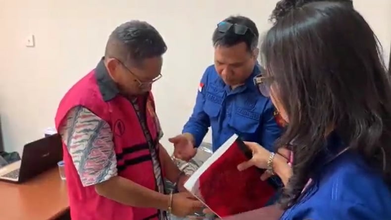 title Mantan Sekda NTB Rosiadi Sayuti Ditahan Kejaksaan Kasus Dugaan Korupsi NCC Mantan Sekda NTB Rosiadi Sayuti Ditahan Kejaksaan Kasus Dugaan Korupsi NCC