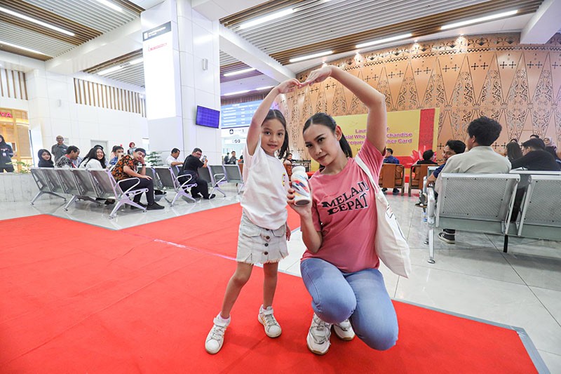 Belanja Suvenir Kereta Cepat Whoosh di Stasiun Halim - Bagian 2
