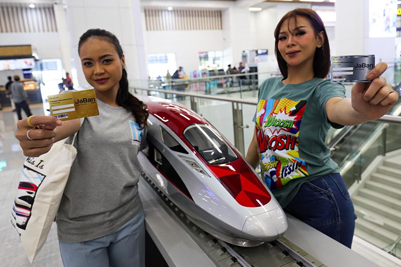 Belanja Suvenir Kereta Cepat Whoosh di Stasiun Halim - Bagian 4