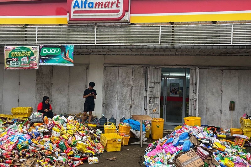 Ratusan Produk Minimarket Terendam Banjir di Makassar, Alfamart Rugi Besar  - Bagian 1
