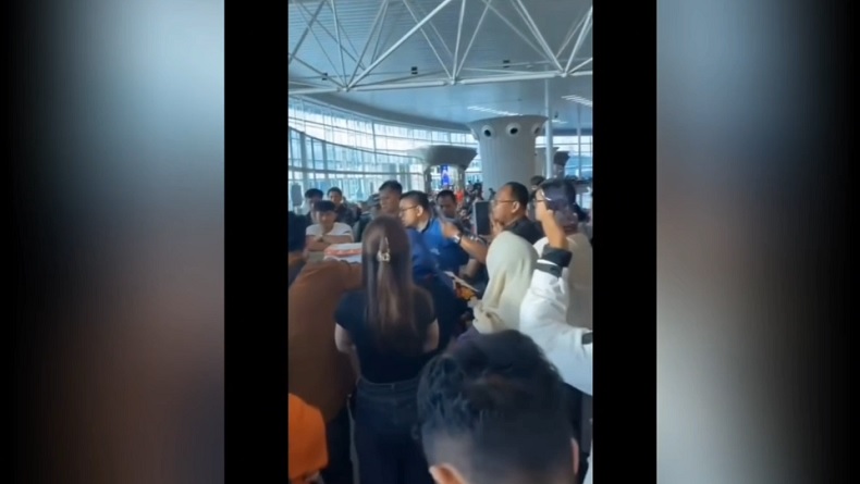title Pesawat Delay, Calon Penumpang Sriwijaya Air Mengamuk di Bandara Sultan Hasanuddin Makassar Pesawat Delay, Calon Penumpang Sriwijaya Air Mengamuk di Bandara Sultan Hasanuddin Makassar
