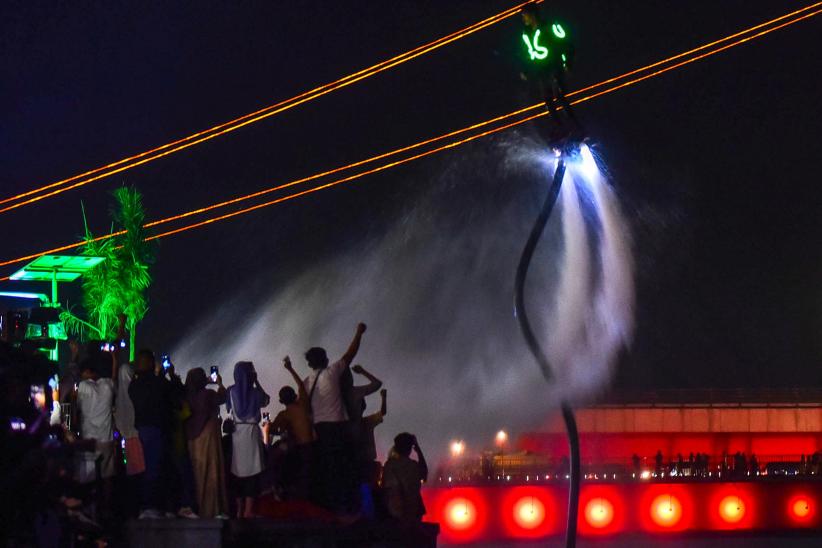 Keren, Atraksi Flyboard di Sungai Musi Disambut Antusias Ribuan Warga Palembang - Bagian 5