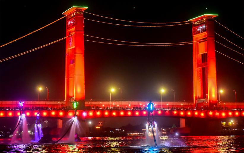 Keren, Atraksi Flyboard di Sungai Musi Disambut Antusias Ribuan Warga Palembang - Bagian 1