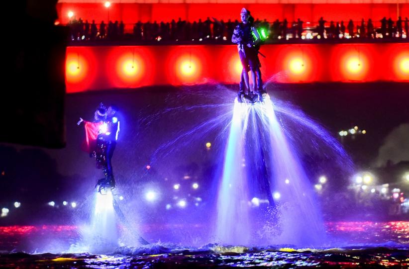 Keren, Atraksi Flyboard di Sungai Musi Disambut Antusias Ribuan Warga Palembang - Bagian 3