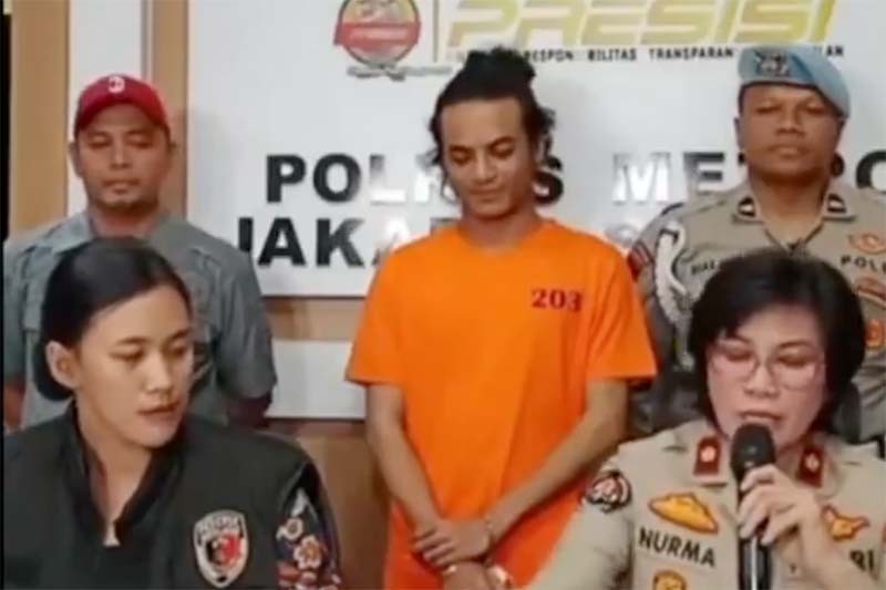 Tampang Vadel Badjideh Cengengesan saat Diborgol dan Pakai Rompi Tahanan - Bagian 3