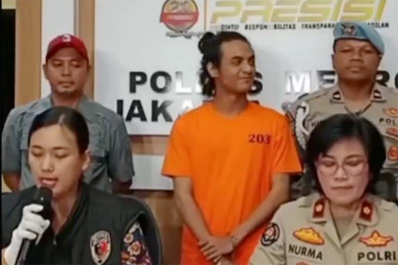 Tampang Vadel Badjideh Cengengesan saat Diborgol dan Pakai Rompi Tahanan - Bagian 2
