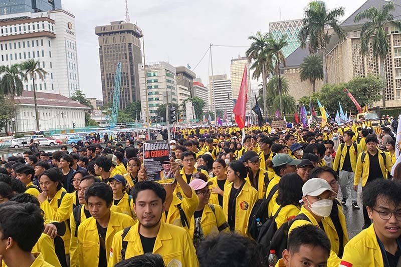 Ribuan Mahasiswa Turun ke Jalan Ikuti Aksi Indonesia Gelap - Bagian 1