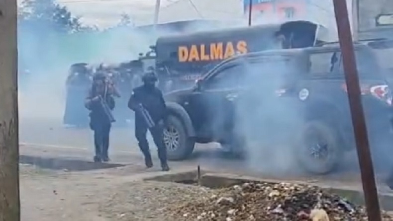 title Demo Pelajar Tolak MBG di Jayawijaya Ricuh, Polisi Tembakkan Gas Air Mata Demo Pelajar Tolak MBG di Jayawijaya Ricuh, Polisi Tembakkan Gas Air Mata