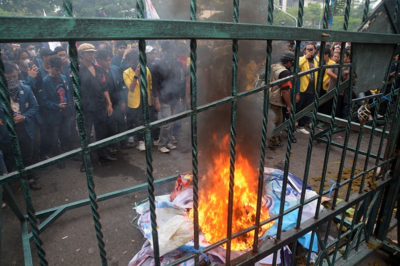 Kantor DPRD Jawa Tengah Dihujani Kotoran Sapi - Bagian 4