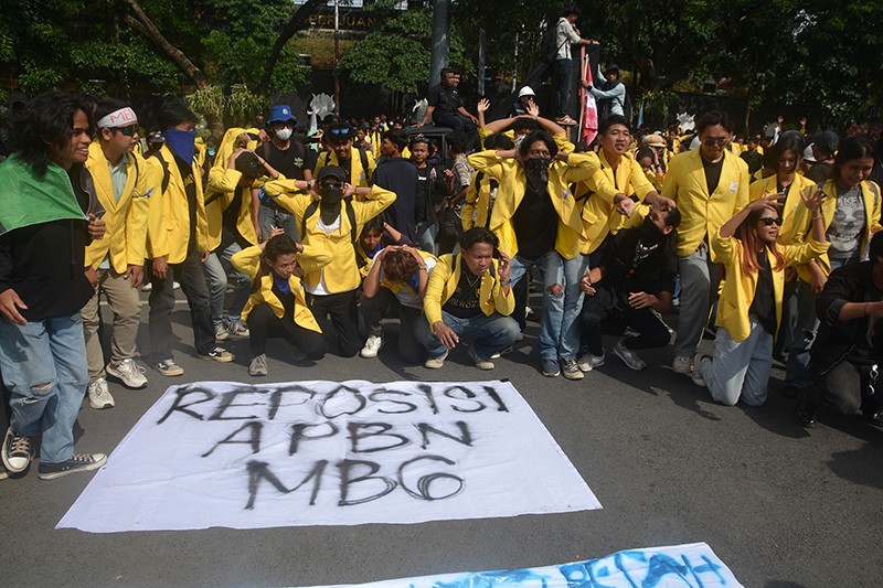 Kantor DPRD Jawa Tengah Dihujani Kotoran Sapi - Bagian 5