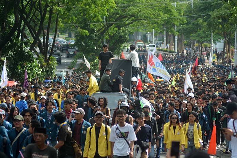 Kantor DPRD Jawa Tengah Dihujani Kotoran Sapi - Bagian 2