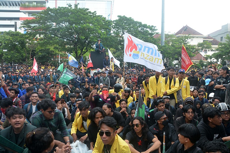 Kantor DPRD Jawa Tengah Dihujani Kotoran Sapi - Bagian 3