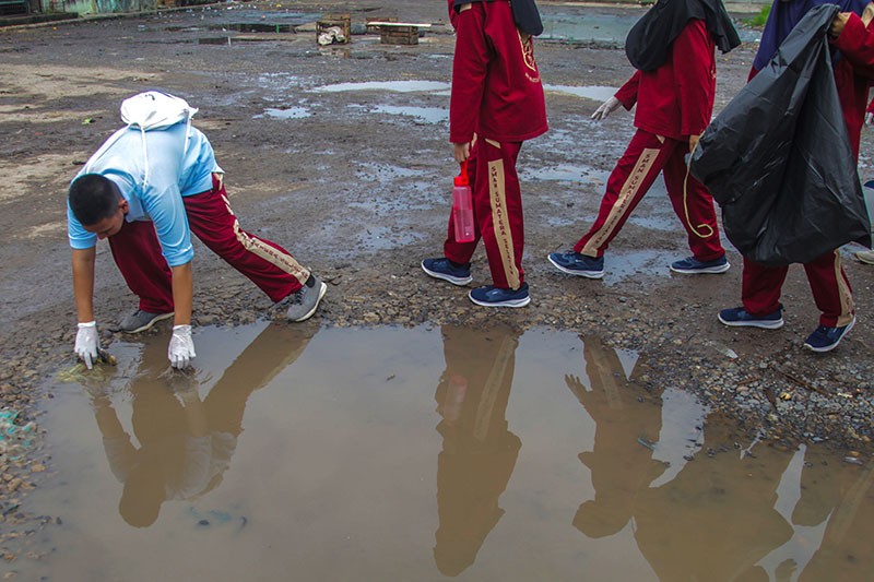 Potret Pelajar Sumsel Bersihkan Sampah Pasar - Bagian 4
