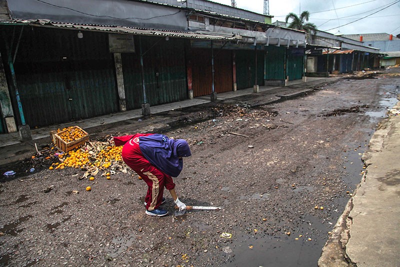 Potret Pelajar Sumsel Bersihkan Sampah Pasar - Bagian 2