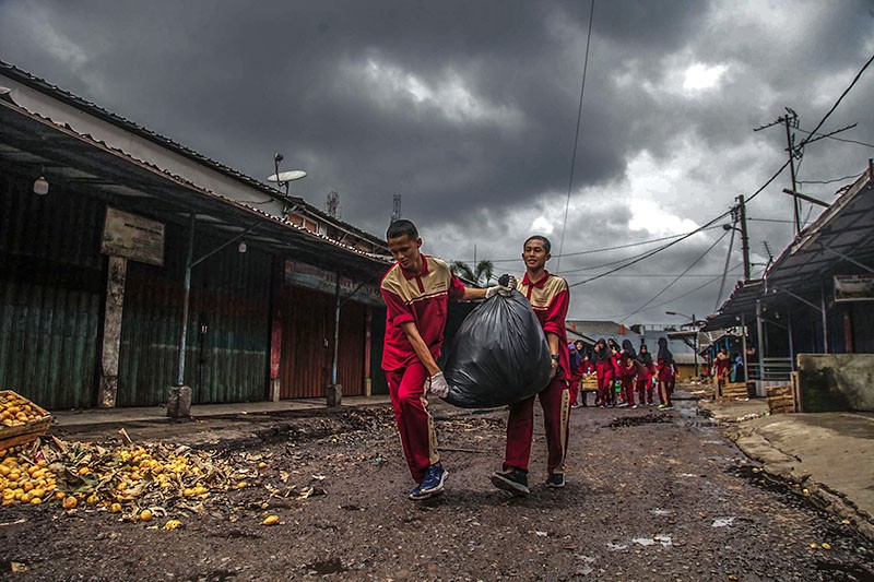 Potret Pelajar Sumsel Bersihkan Sampah Pasar - Bagian 1