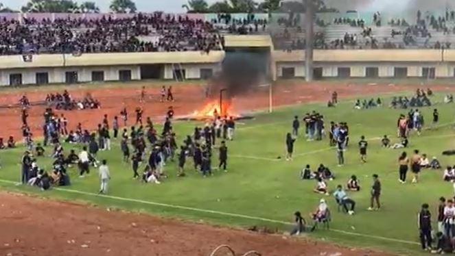 Duel Persela vs Persijap Berakhir Ricuh, Suporter Bakar Gawang dan Rusak Fasilitas Stadion