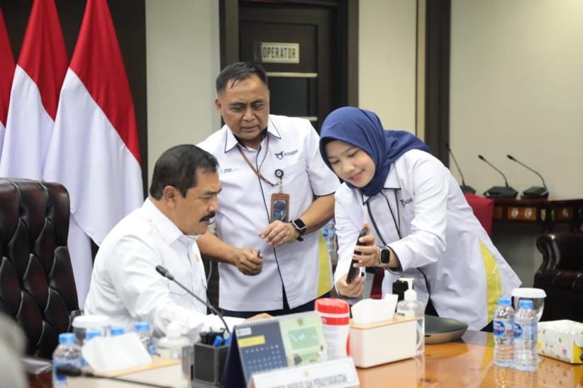 Penyerahan Manfaat Pensiun dan THT kepada Menteri Agus Andrianto - Bagian 4