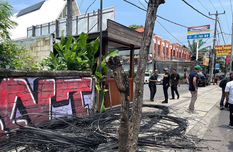 title Dinas PUPR Badung Bersihkan Kabel Liar Tak Berizin di Jalan Dewi Sri Kuta Dinas PUPR Badung Bersihkan Kabel Liar Tak Berizin di Jalan Dewi Sri Kuta