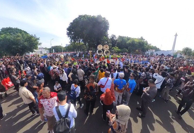 Suasana Jelang Pelantikan Kepala Daerah, Masyarakat Berkumpul di Monas - Bagian 4
