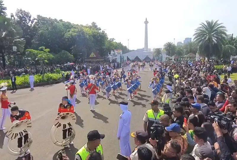 Suasana Jelang Pelantikan Kepala Daerah, Masyarakat Berkumpul di Monas - Bagian 2