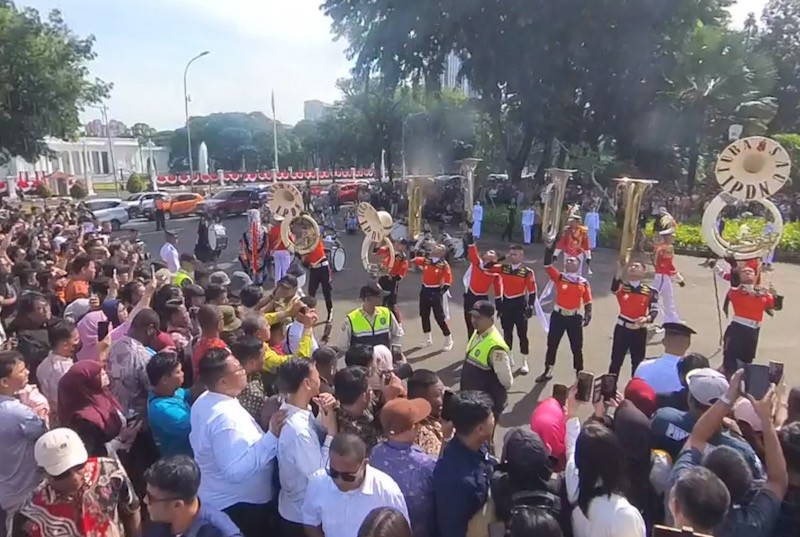 Suasana Jelang Pelantikan Kepala Daerah, Masyarakat Berkumpul di Monas - Bagian 3