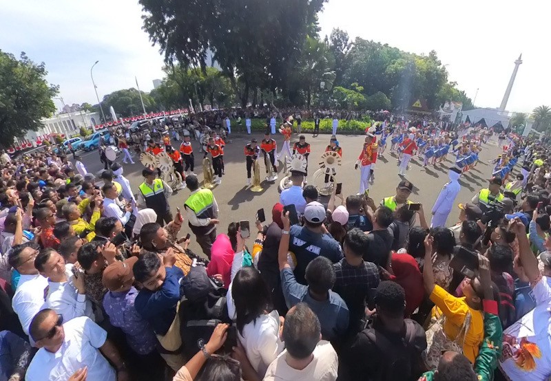 Suasana Jelang Pelantikan Kepala Daerah, Masyarakat Berkumpul di Monas - Bagian 1