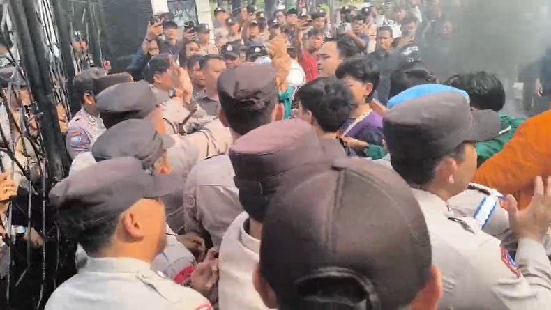 title Demo di Indramayu Ricuh, Mahasiswa Berupaya Dobrak Gerbang Kantor DPRD Demo di Indramayu Ricuh, Mahasiswa Berupaya Dobrak Gerbang Kantor DPRD