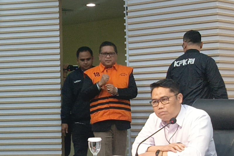 Ekspresi Hasto Kristiyanto Diborgol dan Pakai Rompi Tahanan KPK - Bagian 1