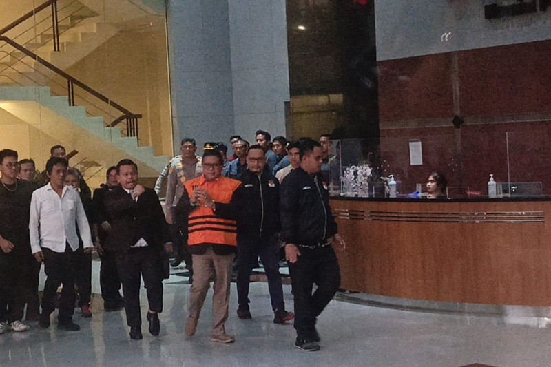 Ekspresi Hasto Kristiyanto Diborgol dan Pakai Rompi Tahanan KPK - Bagian 4