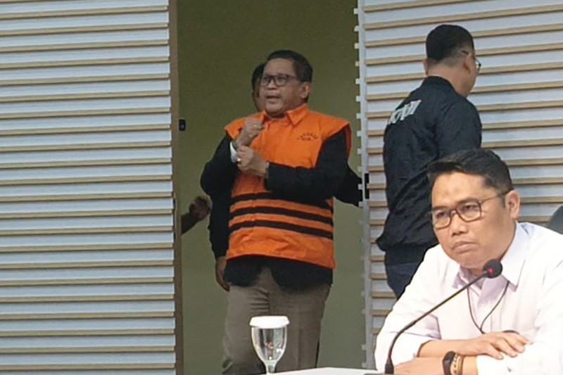 Ekspresi Hasto Kristiyanto Diborgol dan Pakai Rompi Tahanan KPK - Bagian 2