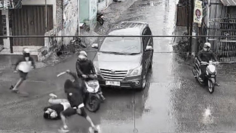 title Viral Pak Ogah di Bandung Dibacok OTK, Luka Berat hingga Dioperasi Viral Pak Ogah di Bandung Dibacok OTK, Luka Berat hingga Dioperasi