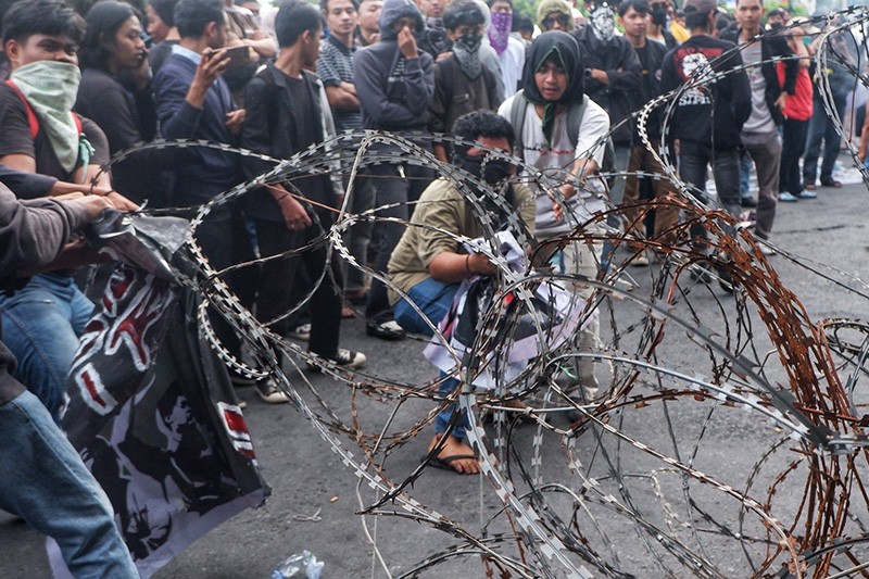 Aksi Indonesia Gelap, Mahasiswa Makassar Dobrak Pintu Gerbang DPRD Sulsel - Bagian 3