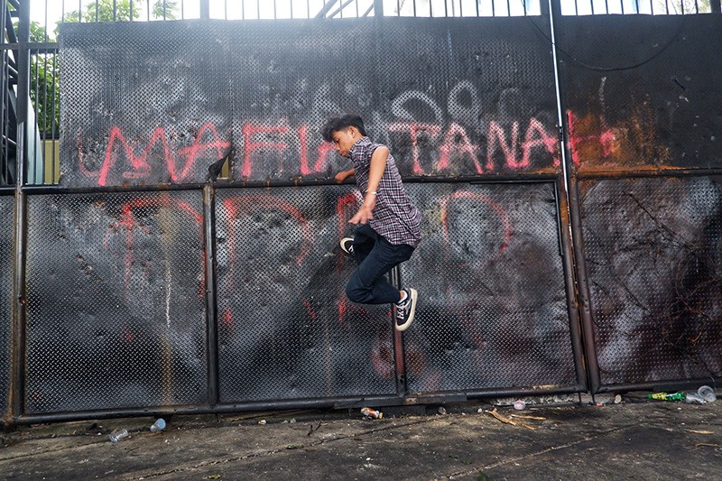 Aksi Indonesia Gelap, Mahasiswa Makassar Dobrak Pintu Gerbang DPRD Sulsel - Bagian 1
