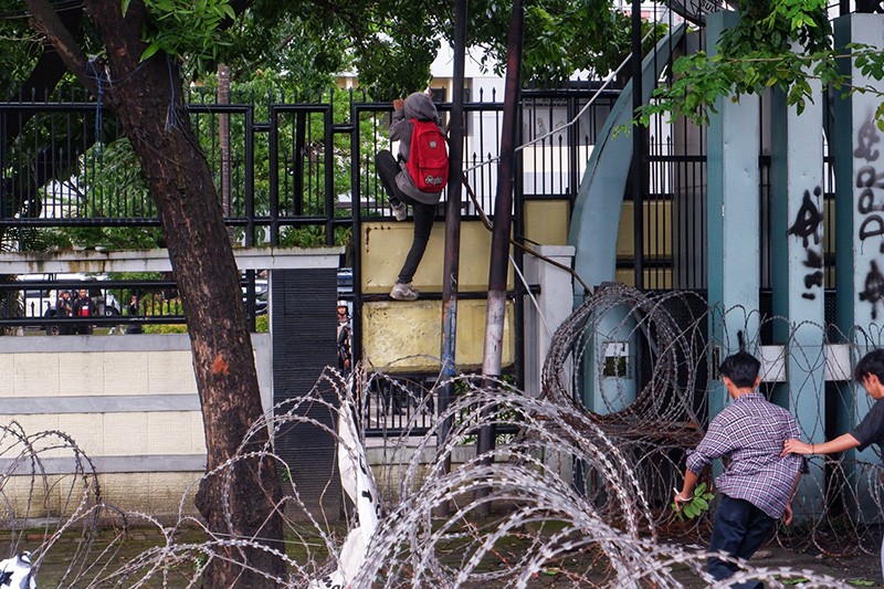 Aksi Indonesia Gelap, Mahasiswa Makassar Dobrak Pintu Gerbang DPRD Sulsel - Bagian 4