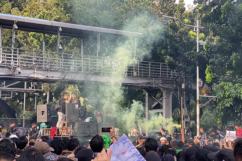 Massa Indonesia Gelap Putar Lagu Sukatani 'Bayar Bayar Bayar'  - Bagian 1