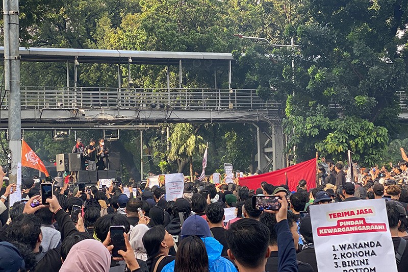 Massa Indonesia Gelap Putar Lagu Sukatani 'Bayar Bayar Bayar'  - Bagian 3