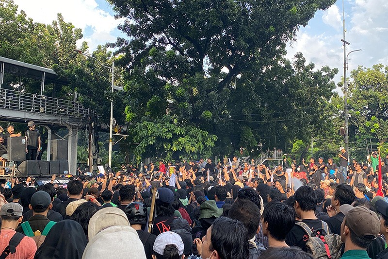 Massa Indonesia Gelap Putar Lagu Sukatani 'Bayar Bayar Bayar'  - Bagian 2