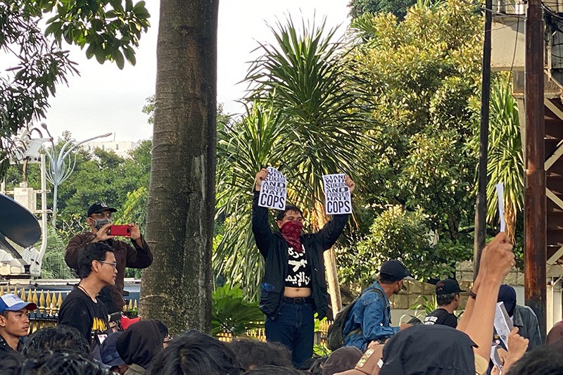 Massa Indonesia Gelap Putar Lagu Sukatani 'Bayar Bayar Bayar'  - Bagian 4