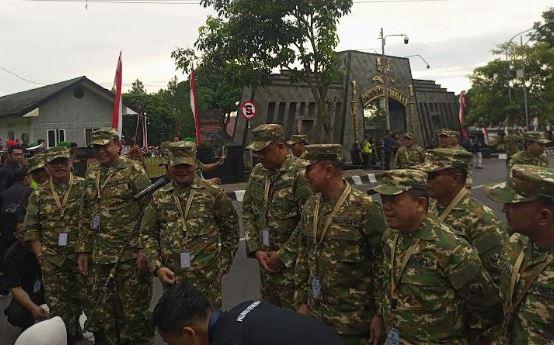 title Penampakan Retreat Kepala Daerah di Magelang, Bobby hingga Jeje Govinda Pakai Baju Loreng Penampakan Retreat Kepala Daerah di Magelang, Bobby hingga Jeje Govinda Pakai Baju Loreng