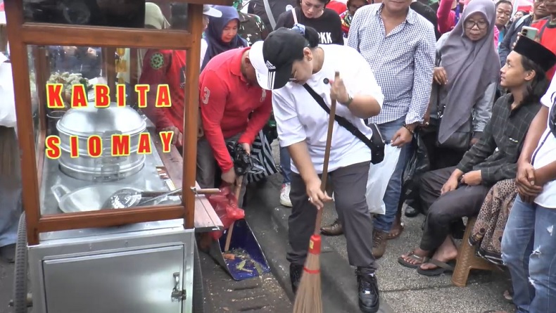 title Tak Ikut Retreat, Wali Kota Semarang Agustina Pilih Bersih-Bersih Sampah di Alun-Alun Tak Ikut Retreat, Wali Kota Semarang Agustina Pilih Bersih-Bersih Sampah di Alun-Alun