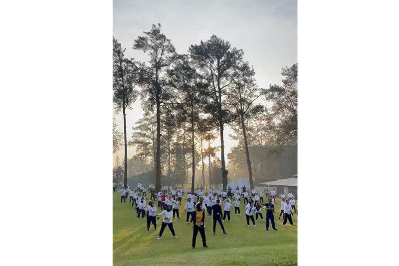 Penuh Semangat! Kepala Daerah Senam Pagi saat Retreat di Akmil Magelang - Bagian 1