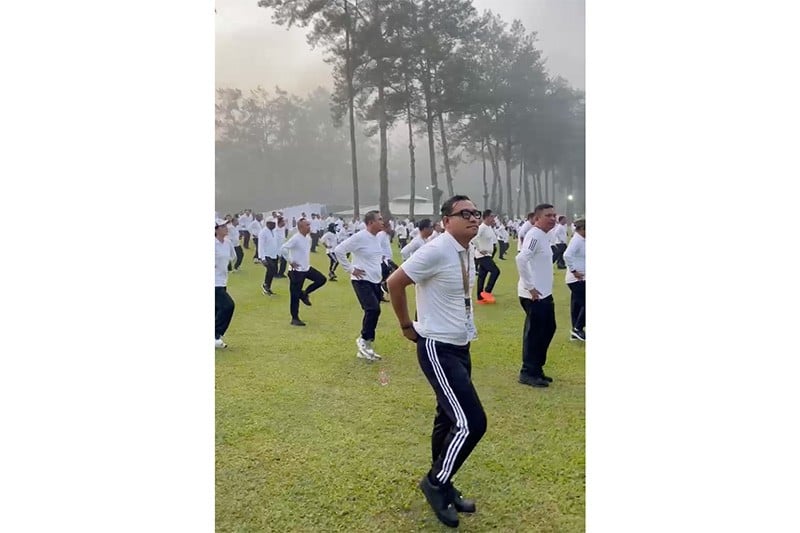 Penuh Semangat! Kepala Daerah Senam Pagi saat Retreat di Akmil Magelang - Bagian 2