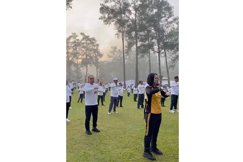 Penuh Semangat! Kepala Daerah Senam Pagi saat Retreat di Akmil Magelang - Bagian 3