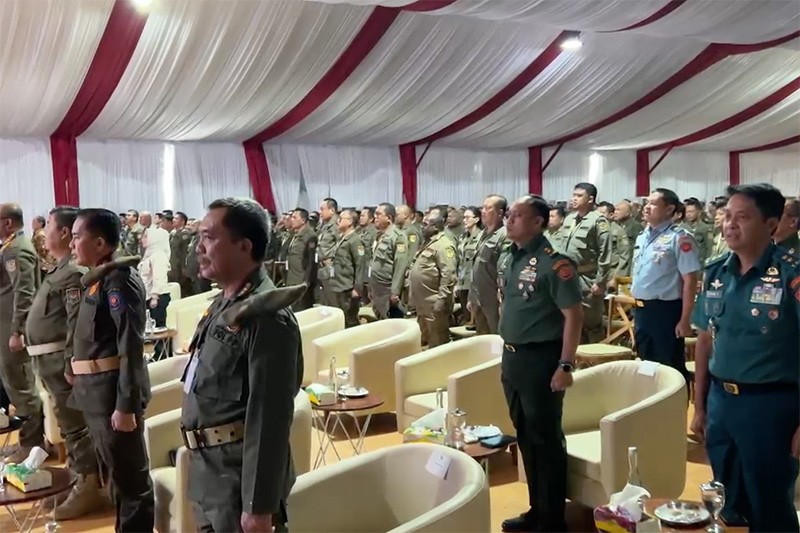 Potret Kepala Daerah Kompak Pakai Seragam Serba Hijau dan Sepatu PDL di Akmil - Bagian 2