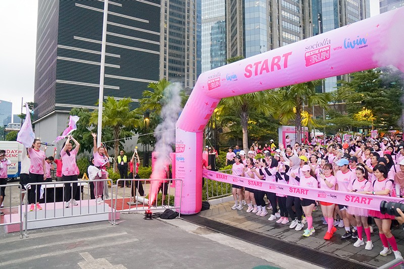 1.500 Peserta Berkostum Pink Ikuti Ajang Lari 5K - Bagian 2
