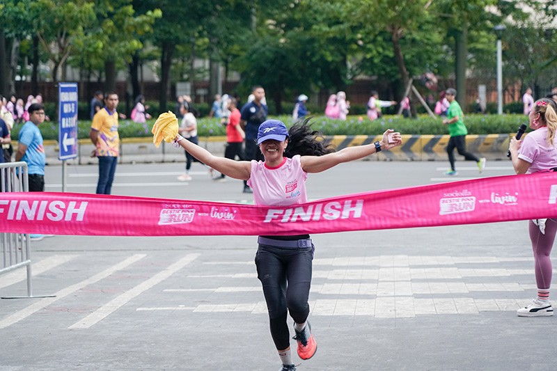 1.500 Peserta Berkostum Pink Ikuti Ajang Lari 5K - Bagian 4