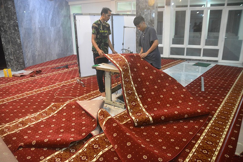 Potret Pergantian Karpet Baru Masjid Sambut Ramadan - Bagian 5