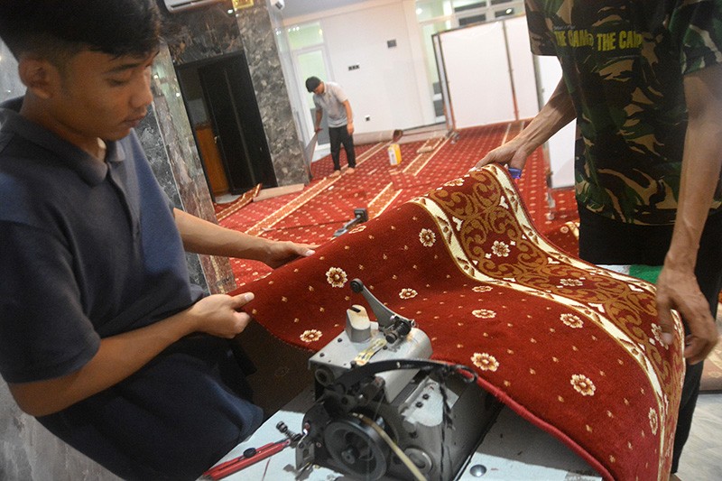 Potret Pergantian Karpet Baru Masjid Sambut Ramadan - Bagian 4