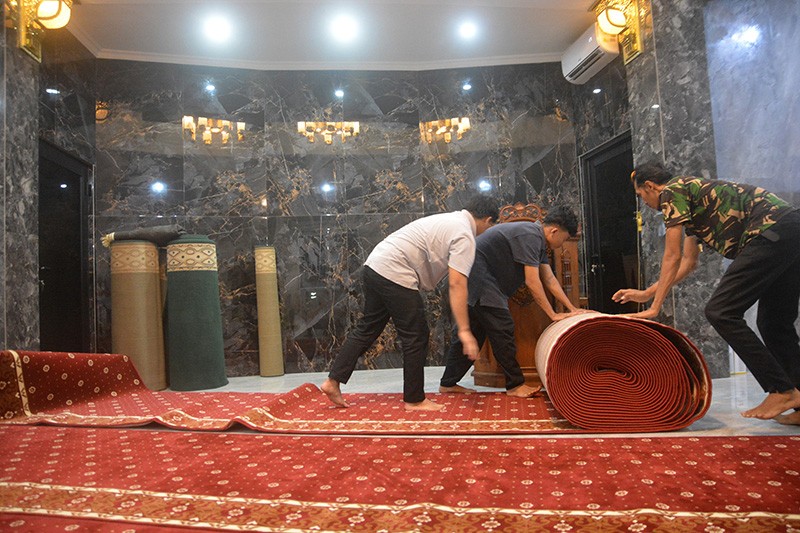Potret Pergantian Karpet Baru Masjid Sambut Ramadan - Bagian 1